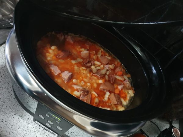 Cu ocazia Black Friday în bucătăria noastră și-a făcut loc un nou dispozitiv de ușurat munca de gospodină: un slow cooker Crock Pot!